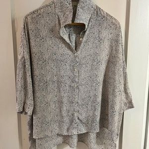 Button down white and black top